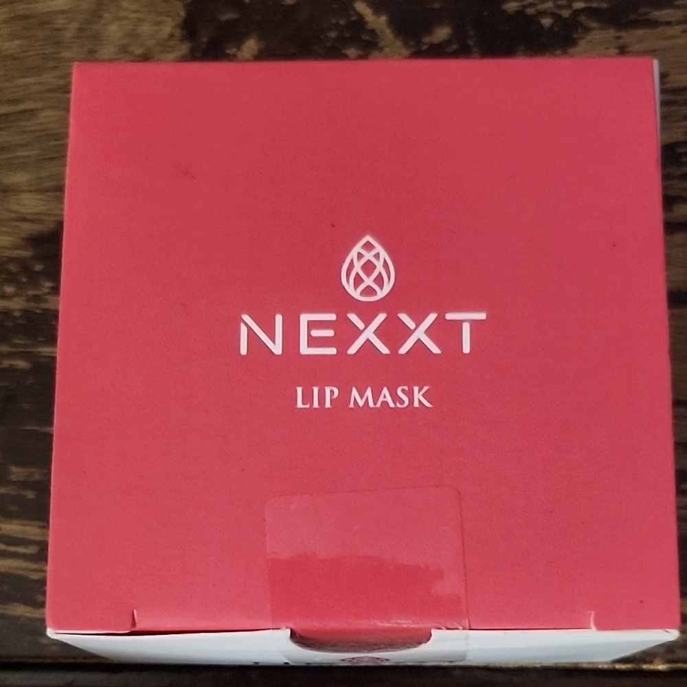 Nexxt Lip Mask in Coral-Red Accents